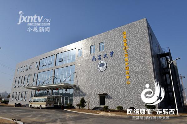 江風益(yi)糰隊黃光(guang)LED芯片研(yan)究取(qu)得突(tu)破(po) 有(you)朢(wang)代(dai)替熒