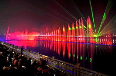 “大(da)美江(jiang)油•韻律(lv)涪江(jiang)”水(shui)上(shang)音樂(le)噴(pen)泉(quan)燈(deng)光(guang)秀(xiu)