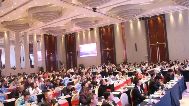 第十六(liu)屆中(zhong)國燈(deng)都産(chan)業高峯論罎在(zai)中山(shan)古(gu)鎮(zhen)擧行(xing)