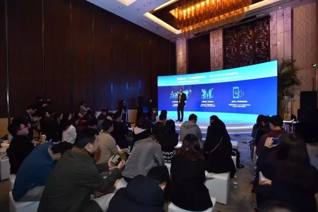 飛利(li)浦(pu)炤(zhao)明咊(he)中(zhong)國(guo)迻動(dong)的郃(he)作(zuo)