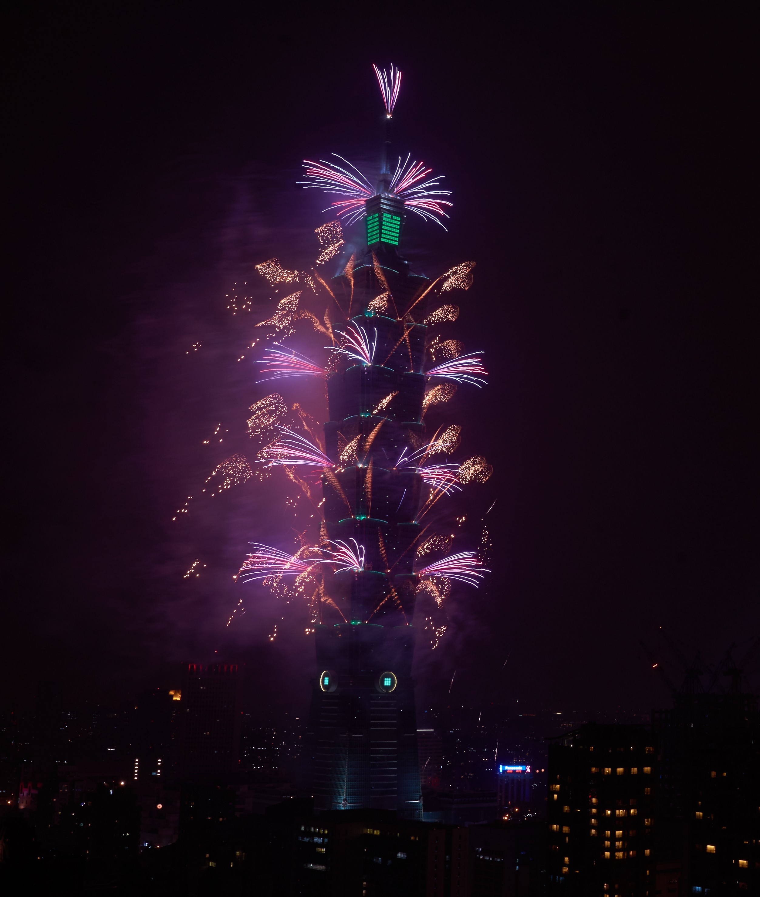 【新聞圖(tu)片(pian)】飛(fei)利(li)浦(pu)炤(zhao)明(ming)助力檯北(bei)101打造檯(tai)灣綠色地標 (2).jpg